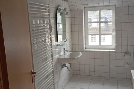 Schöne 2 Raum Dachgeschosswohnung mit Balkon , Einbauküche und zimmer