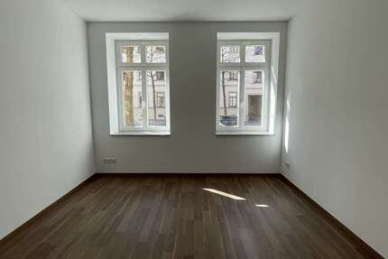 mit 360° Rundgang! Sanierte 2 Zimmer mit Balkon + großer Küche am Brühl!