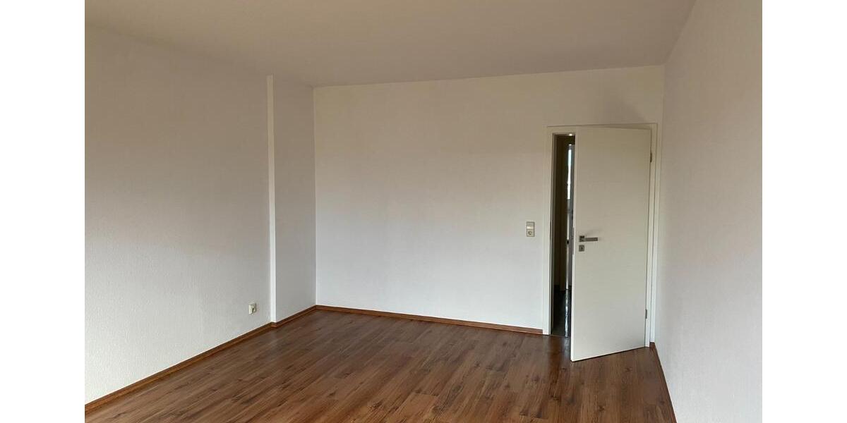 Schöne 3-Raum-Dachgeschosswohnung mit Einbauküche und Stellplatz 3 zimmer