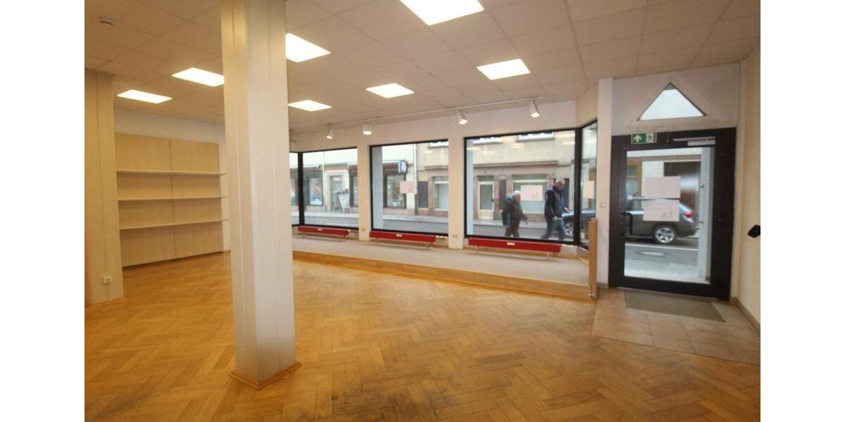 Geräumige Gewerbeinheit mit vielen Schaufenstern zimmer